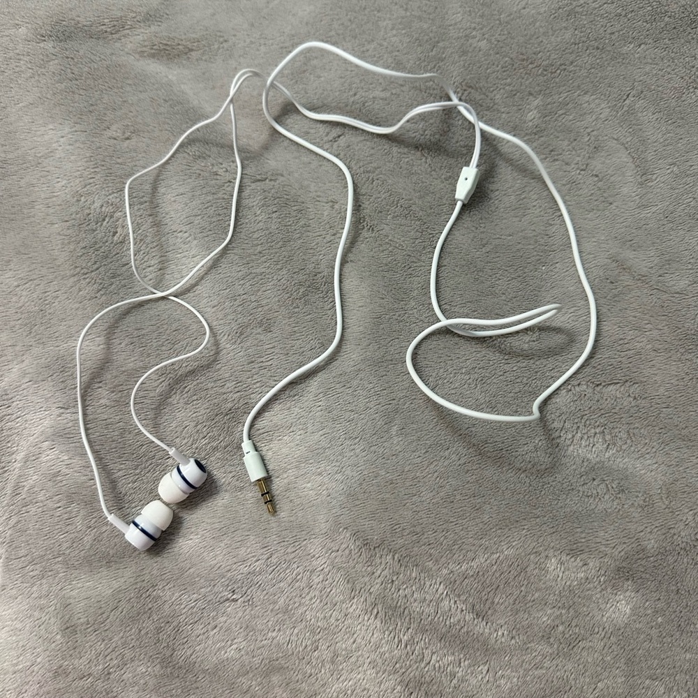 Samsung  headphones new
Never used